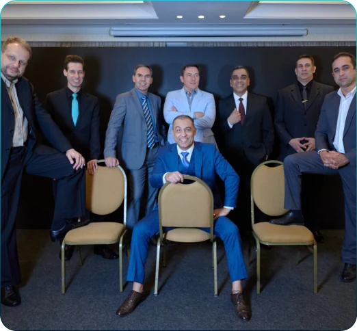 Os sócios-fundadores da Jumba reunidos em um estúdio
